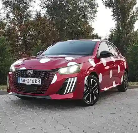 Peugeot 208 s polepom v dizajne Granko