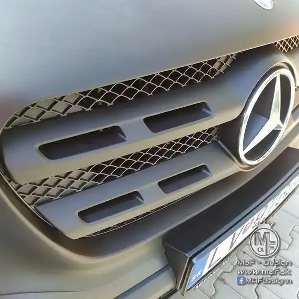 Detail matného polepu prednej masky Mercedes-Benz