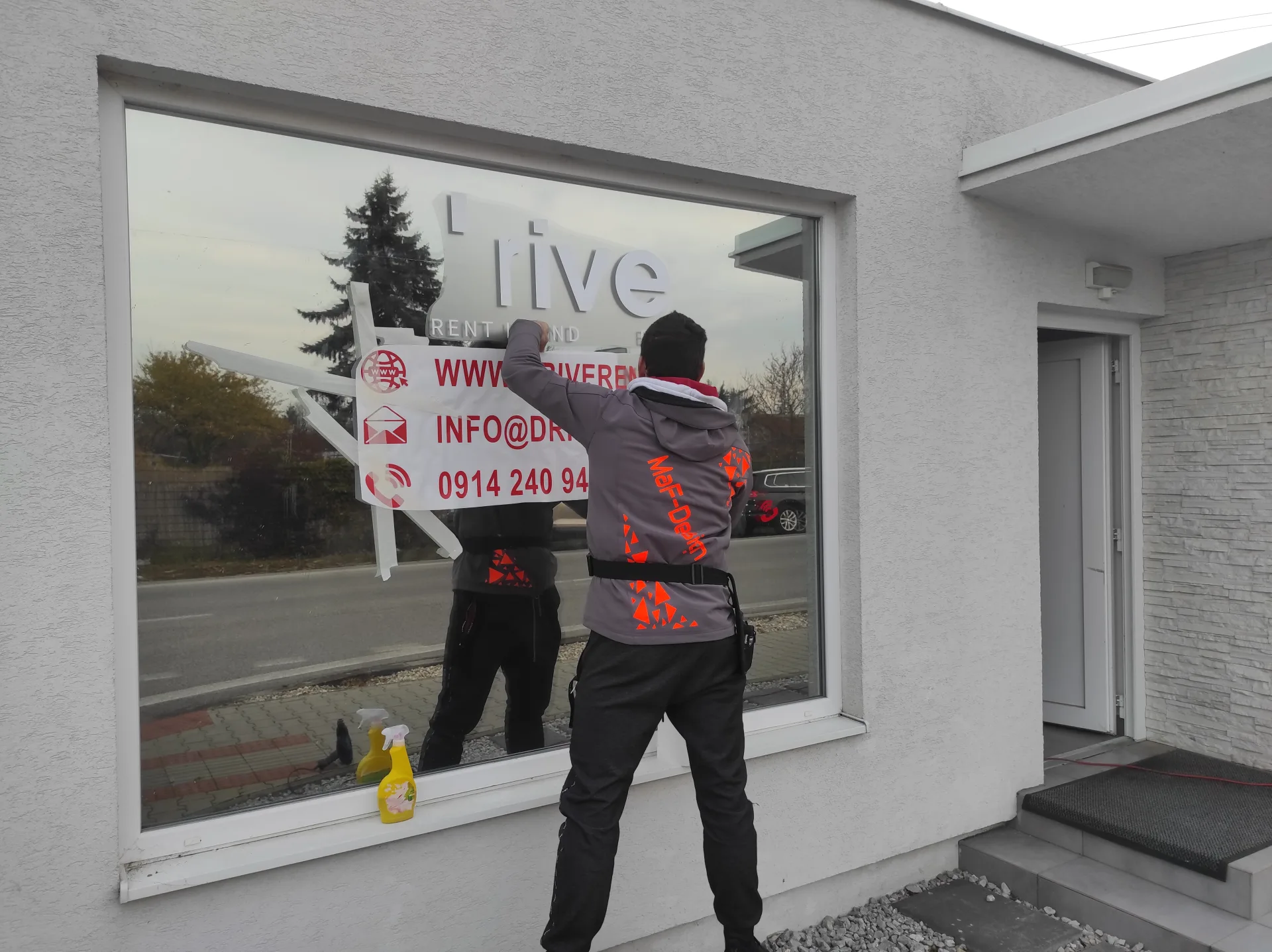 Polep okien kancelárie – solárna fólia a rezaná grafika pre DRIVE rent – MaF Design